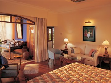 H0XE1 27650360 004 Presidential Villa Bedroom